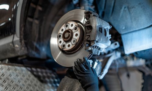 Close,Up,Of,Mechanic’s,Hands,Wearing,Gloves,,Inspecting,Car,Brake Close,Up,Of,Mechanic's,Hands,Wearing,Gloves,,Inspecting,Car,Brake