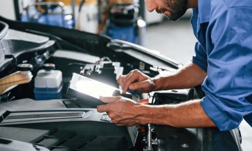 Digital,Tablet,In,Hands.,Auto,Mechanic,Working,In,Garage.,Repair Digital,Tablet,In,Hands.,Auto,Mechanic,Working,In,Garage.,Repair